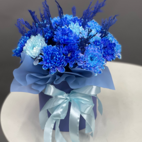 Композиция в шляпной коробке "Магия синего" из хризантем и конифера в Голицыно