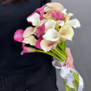 Букет из 21 каллы микс в Голицыно