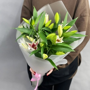 Монобукет из 3 бело-розовых лилий в Голицыно