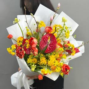 Букет с кустовыми ранункулюсами, антуриумом, тюльпанами и нарциссами в Голицыно