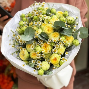 Букет "Иветта" из лимонных пионовидных кустовых роз и ромашек в Голицыно