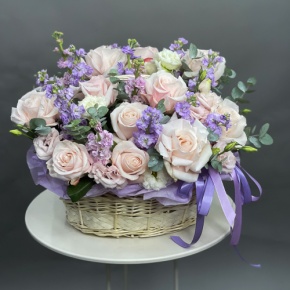 Композиция в корзине из французских роз и ароматных маттиол в Голицыно