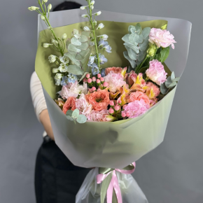 Букет "Таинственное очарование" из мазровых роз Риджентс парк, гиперикума, альстромерий, эустом и дельфиниума в Голицыно