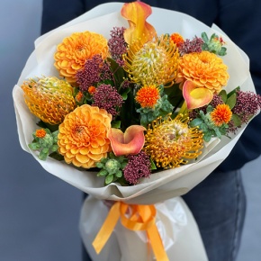 Букет "Пейзажи Левитана" из калл, лейко, георгин, скиммии и занзибара в Голицыно