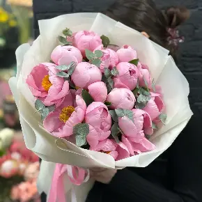 Букет из 15 лососевых пионов с эвкалиптом в Голицыно