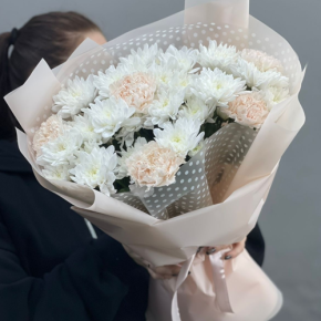 Букет из хризантем и диантусов пудра в Голицыно