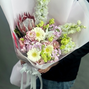 Букет "Минор" из протеи, ароматных маттиол, эустом, гербер и дельфиниума в Голицыно