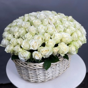 101 белая роза в корзине (40 см) в Голицыно