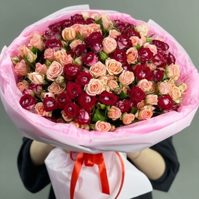 Букет "Рубиновый гранит" из 35 кустовых роз микс (50 см) в Голицыно