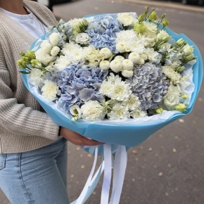 Букет "Голубые облака" из хризантемы, диантусов, Голландской гортензии, дельфиниума и эустомы в Голицыно