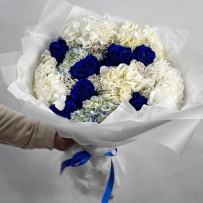 Букет "Моника" из белых гортензий, синих роз Эквадор и озатамнуса в Голицыно