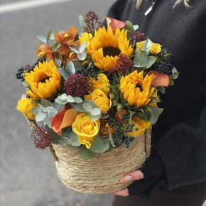 Композиция в сумке "Тональность" из подсолнухов, калл, ягод вибирнума, лимонных роз, скиммии и орхидеи в Голицыно