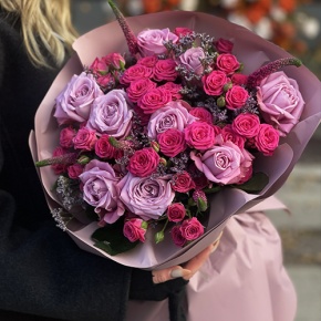 Букет "Малиновый вечер" из кустовых малиновых роз, вероники, лимониума и роз Меритим в Голицыно