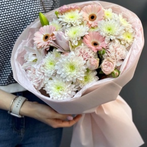 Букет "Дружба" из хризантемы, пионовидной лилии, гербер, диантусов и кустовых роз в Голицыно