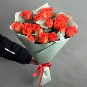 Букет из 15 морковных роз с эвкалиптом (50 см) в Голицыно