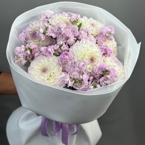 Букет "Чарующий" из георгин и ароматных маттиол в Голицыно