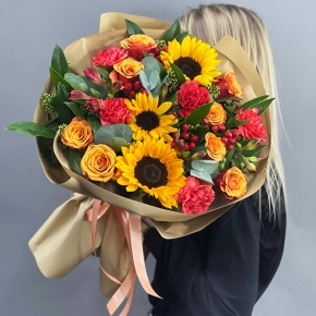 Букет "Ричи" из подсолнухов, альстромерий, гиперикума, роз, скиммии и диантусов в Голицыно