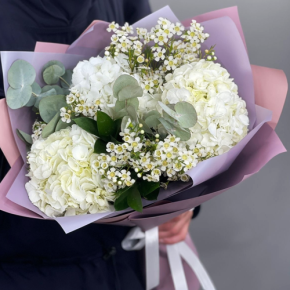 Букет "Суприм" из гортензий и хамелациума в Голицыно