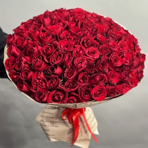 Букет 101 красная роза Кения в крафте (50 см) в Голицыно