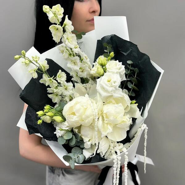 Букет " Белая ночь" с пионами, дельфиниумом и амарантом в Голицыно