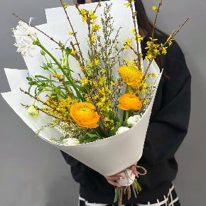 Весенний букет с желтыми ранункулюсами и цветущими ветками форзиции в Голицыно