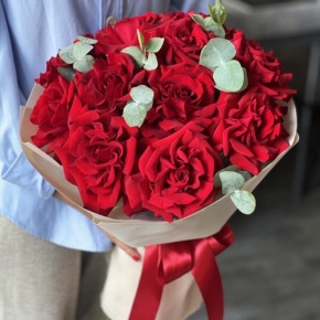 Букет "Красная пантера" из 13 роз Эквадор и эвкалипта в Голицыно
