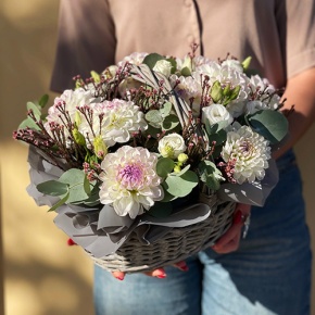 Композиция в корзине "Сюзи" из георгин, эустом и капса в Голицыно