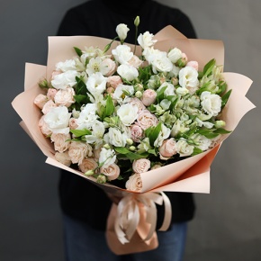 Букет "Полли" из эустом и кустовых пионовидных роз в Голицыно