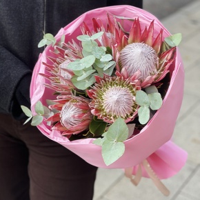 Букет из 5 протей и эвкалипта в Голицыно