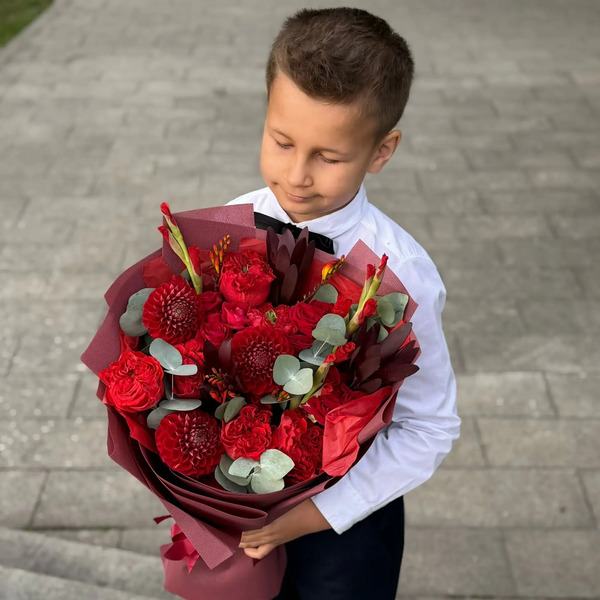 Букет с георгинами, розами и леукадендроном в Голицыно