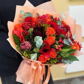 Букет "Красный закат" из калл, роз, калины, скиммии, гиперикума, сафари, гербер и капса в Голицыно