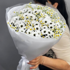 Букет "Понарошку" из хризантем сантини и ромашек в Голицыно