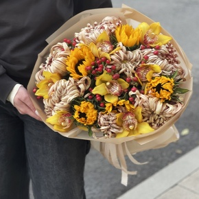 Букет "Биркин" из подсолнухов, орхидей, гиперикума, хризантем Виена в Голицыно