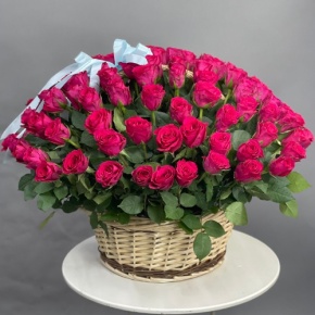 Композиция в корзине из 151 малиновой розы в Голицыно
