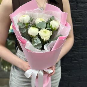 Букет-комплимент из 5 белых ранункулюсов в Голицыно