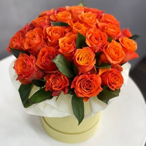 Композиция в шляпной коробке из 25 роз огненных роз в Голицыно