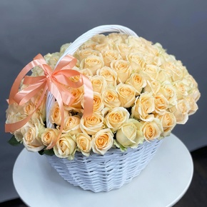 Композиция в корзине из 101 розы Аваланж (50 см) в Голицыно