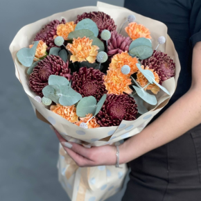 Букет "Персиковый раф" из хризантем Бигоуди, краспедии и диантусов в Голицыно