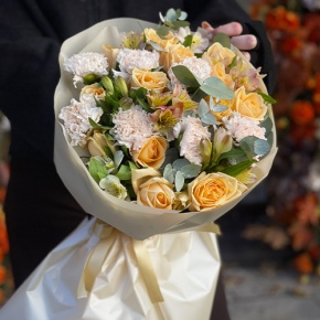 Букет "Пломбирный" из роз Аваланж, диантусов, альстромерий и эвкалипта в Голицыно