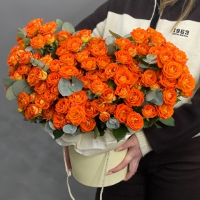 Композиция в шляпной коробке "Закат" из кустовых роз и эвкалипта в Голицыно