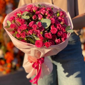 Букет из 15 кустовых малиновых роз и эвкалипта (40 см) в Голицыно