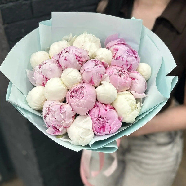 Микс из 19 бело-розовых пионов в Голицыно