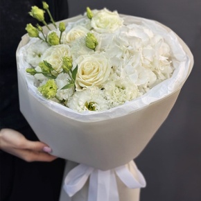 Букет "Нега" из Голландской гортензии, роз и эустом в Голицыно