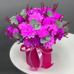 Композиция в шляпной коробке "Магия розового" из хризантем и лаванды в Голицыно