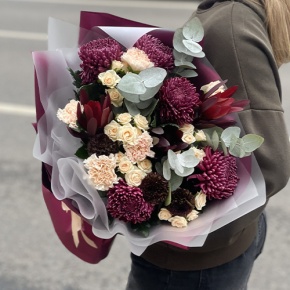 Букет "В каждом мгновении" из хризантем Бигоуди, кустовых роз, сафари, гербер Экзотик и диантусов в Голицыно