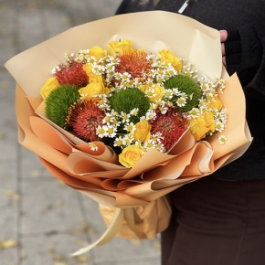Букет "Зельда" из диантусов Lux, лимонных роз, лейко и ромашек в Голицыно