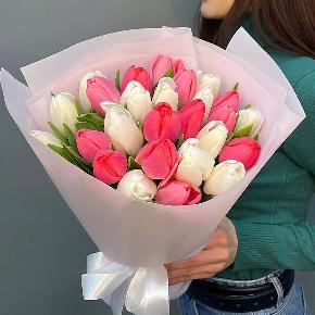 Букет из 25 кораллово-белых тюльпанов в Голицыно