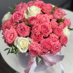 Композиция в шляпной коробке из белых и кустовых коралловых роз в Голицыно