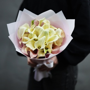 Букет из 25 калл нежный микс в Голицыно