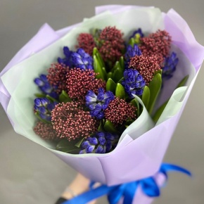 Букет "Твой яркий день" из гиацинтов и скиммии в Голицыно